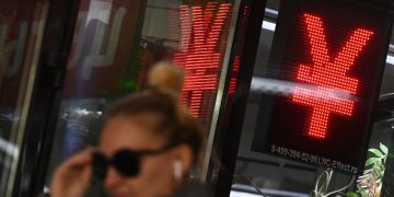 Аналитик назвал валюту, которую лучше купить до Нового года