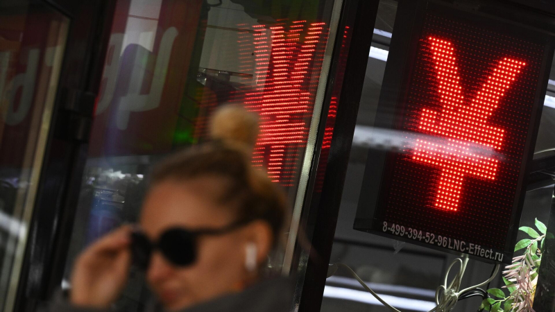 Аналитик назвал валюту, которую лучше купить до Нового года