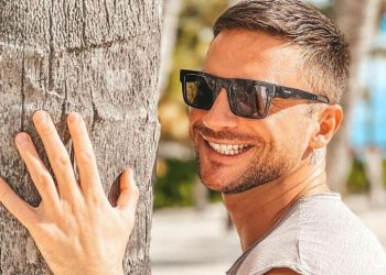 «Анечка, кто ты? Королева!»: дочка Лазарев в шортах деловой походкой прошлась в отеле, удивив отца