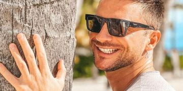 «Анечка, кто ты? Королева!»: дочка Лазарев в шортах деловой походкой прошлась в отеле, удивив отца