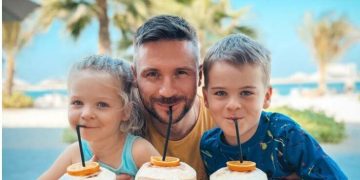 «Анюта всегда на своей волне»: Лазарев заснял, как маленькая дочка скромно ведет себя с другими детьми на отдыхе