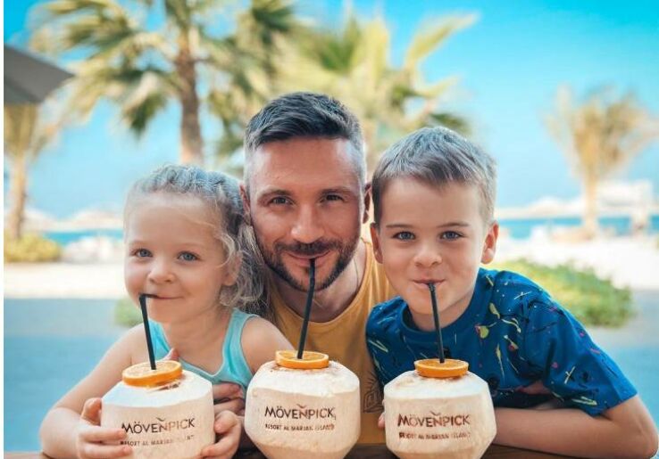 «Анюта всегда на своей волне»: Лазарев заснял, как маленькая дочка скромно ведет себя с другими детьми на отдыхе