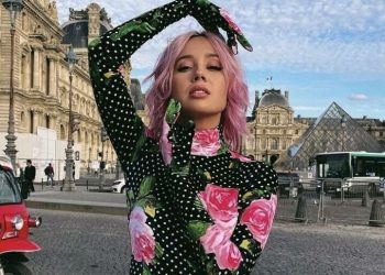 Бельем наружу: Клава Кока в лифе с дырками засветила интимное