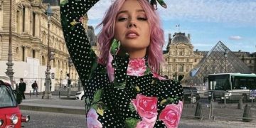 Бельем наружу: Клава Кока в лифе с дырками засветила интимное