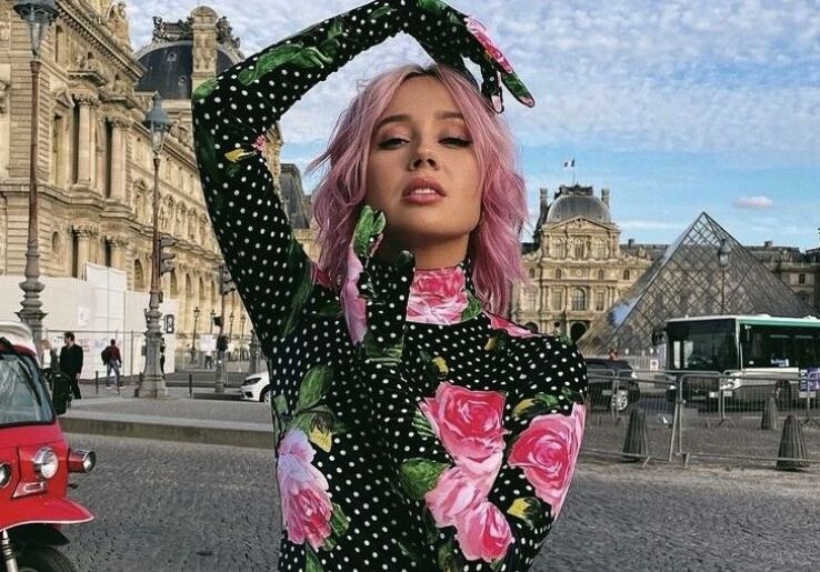 Бельем наружу: Клава Кока в лифе с дырками засветила интимное