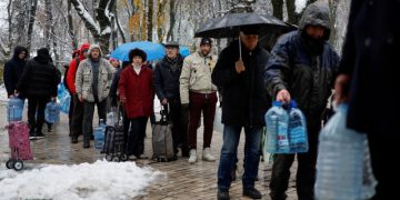 Без света, воды и хлеба. Как живет столица Украины после ударов 23 ноября