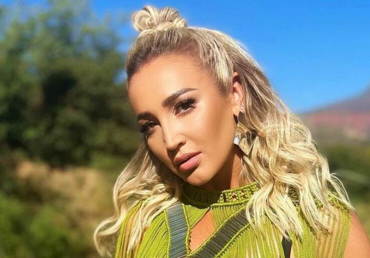 Бузова ответила на вопрос о том, состоит ли сейчас в отношениях