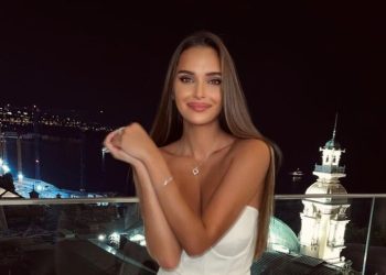 Бывший будет локти кусать: Севастьянова в кожаном лифе предъявила объемистую плоть