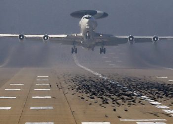 CМИ: самолет НАТО отследил ракету, упавшую на территории Польши