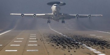 CМИ: самолет НАТО отследил ракету, упавшую на территории Польши