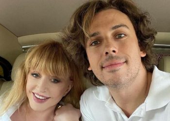 Цветы от мужа на столике: Пугачева в узких джинсах и модной рубашке в клетку запечатлелась в израильском особняке