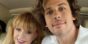 Цветы от мужа на столике: Пугачева в узких джинсах и модной рубашке в клетку запечатлелась в израильском особняке