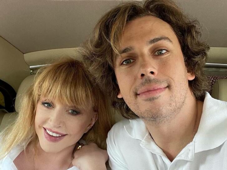 Цветы от мужа на столике: Пугачева в узких джинсах и модной рубашке в клетку запечатлелась в израильском особняке