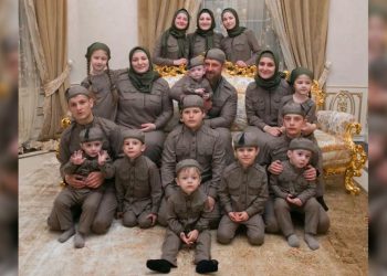 Дети Кадырова. За что супруге главы Чечни дали звание и миллион рублей