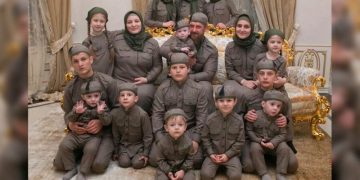 Дети Кадырова. За что супруге главы Чечни дали звание и миллион рублей