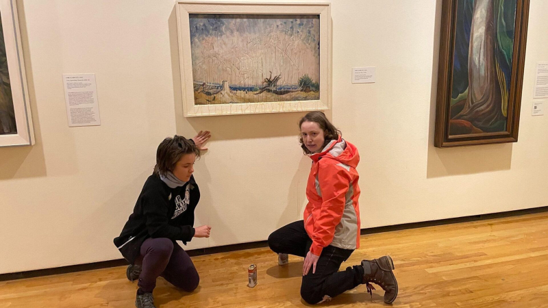 Экоактивисты облили кленовым сиропом картину в галерее Ванкувера