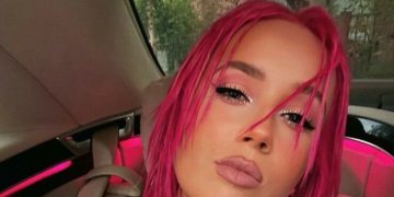 «Горяча!»: Клава Кока в трусах-ниточках показала больше, чем обычно