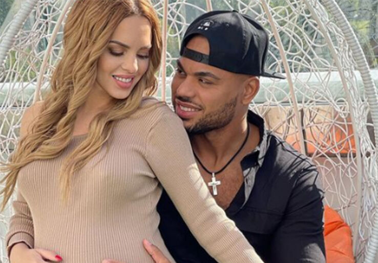 Груднички в мандариновых конвертиках: Ефременкова из «Дома-2» стильно утеплила сыновей-близнецов для вечерней прогулки