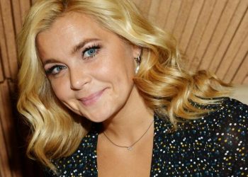 Ирина Пегова в струящемся платье с принтом «мильфлер» с кожаным поясом отметилась на кинофестивале в Минске