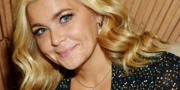 Ирина Пегова в струящемся платье с принтом «мильфлер» с кожаным поясом отметилась на кинофестивале в Минске