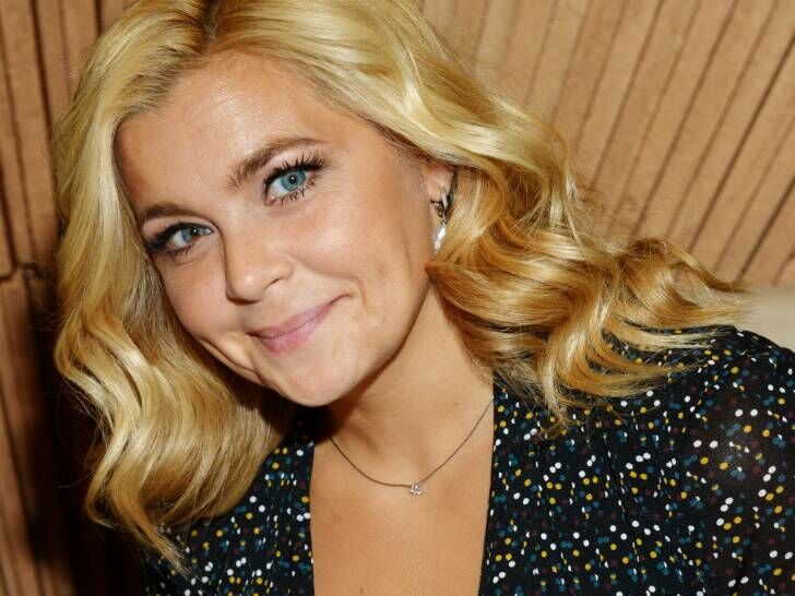 Ирина Пегова в струящемся платье с принтом &laquo;мильфлер&raquo; с кожаным поясом отметилась на кинофестивале в Минске