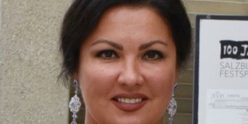 «Какой она была Золушкой, поломойкой»: коллега Нетребко поймала оперную диву на лжи