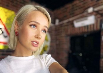 Куртку распахнула, а штаны сами сваливаются: Клава Кока показалась в лифе с дырками и крошечных стрингах