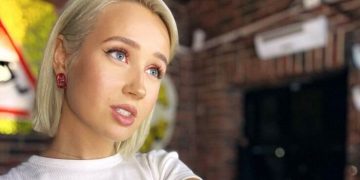 Куртку распахнула, а штаны сами сваливаются: Клава Кока показалась в лифе с дырками и крошечных стрингах