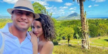 «Ложбинка греха во всей красе»: Брутян в мини-бикини поплескалась в бассейне с Прилучным, засветив свои прелести