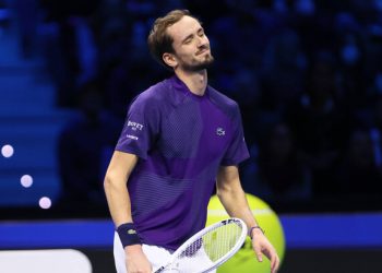 Медведев проиграл Циципасу и потерял шансы на выход в плей-офф Итогового турнира ATP