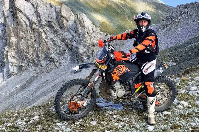 «На этот раз оступился». Опытный мотоциклист погиб в Абрау-Дюрсо, сорвавшись со скалы