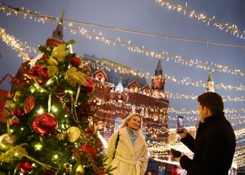«Назло невзгодам, назло врагам». Москвичи голосованием решат, украшать ли столицу на Новый год