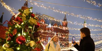 «Назло невзгодам, назло врагам». Москвичи голосованием решат, украшать ли столицу на Новый год