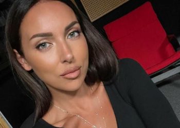 «Не удержалась»: Алсу в тугих брюках и жилетке не скрыла выпирающий животик на публике