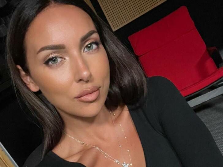 «Не удержалась»: Алсу в тугих брюках и жилетке не скрыла выпирающий животик на публике