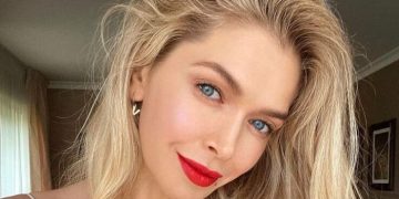 «Ох, близняшки рвутся наружу»: Вера Брежнева в мерцающем топе-бра засветила свои прелести на сцене