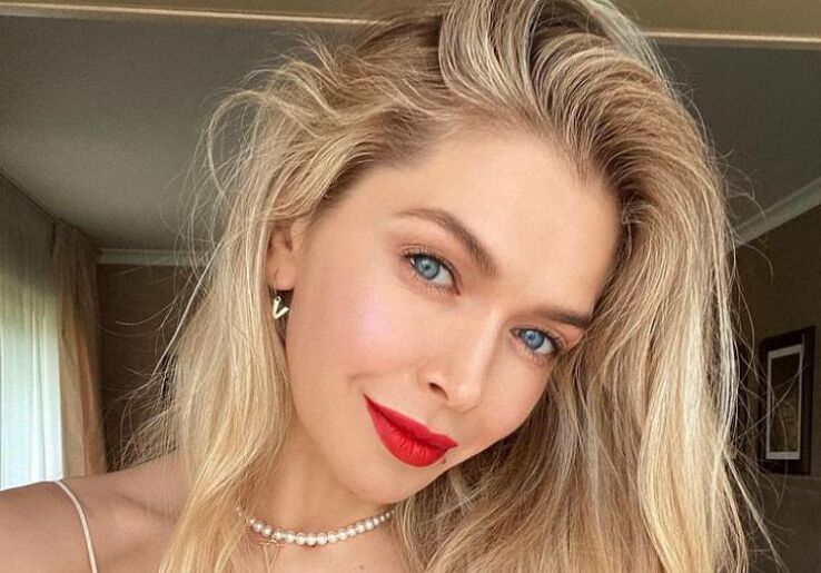 &laquo;Ох, близняшки рвутся наружу&raquo;: Вера Брежнева в мерцающем топе-бра засветила свои прелести на сцене