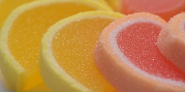 Отказ от сладкого при похудении вреден — диетолог