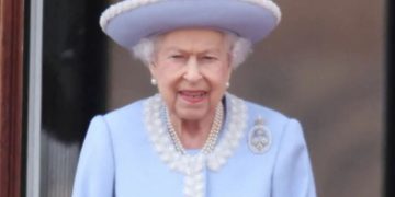 Почему королева Елизавета строго запрещала персоналу держать ее зонт