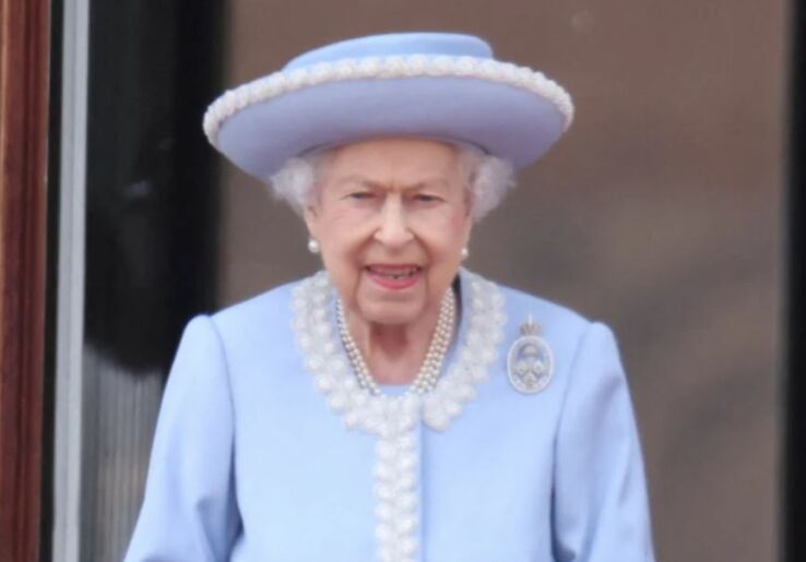 Почему королева Елизавета строго запрещала персоналу держать ее зонт