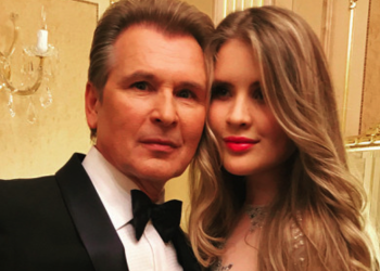 «Превзошла папу»: Устинья Малинина спела под игру отца на гитаре