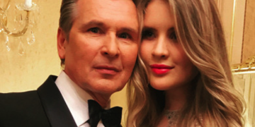 «Превзошла папу»: Устинья Малинина спела под игру отца на гитаре