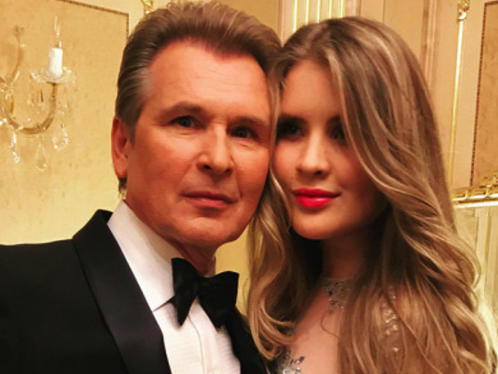 &laquo;Превзошла папу&raquo;: Устинья Малинина спела под игру отца на гитаре