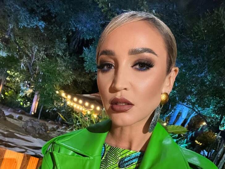 &laquo;Привлекает внимание мужчин, как может&raquo;: Ольга Бузова в кардигане на голое тело случайно сверкнула грудью