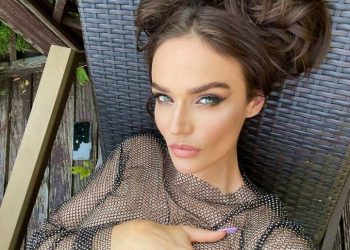 Разгневанная Водонаева в фуражке китайских ВВС засветила «ложбинку греха» (видео)