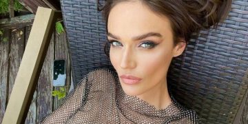 Разгневанная Водонаева в фуражке китайских ВВС засветила «ложбинку греха» (видео)