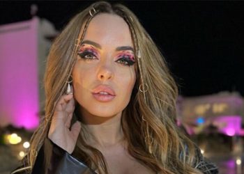 С принтом в виде бутылочек: Ефременкова прижала к себе одного из детей-близнецов, облаченного в костюмчик цвета айвори