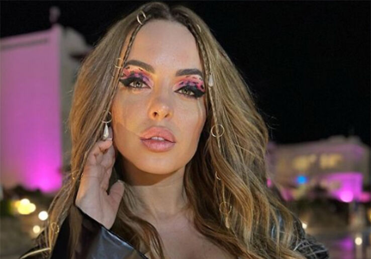 С принтом в виде бутылочек: Ефременкова прижала к себе одного из детей-близнецов, облаченного в костюмчик цвета айвори