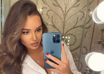 Севастьянова нахально задрала купальник, обнажая «аппетитки» на кругленьком: ну какая кошка!