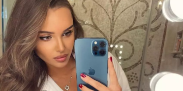 Севастьянова нахально задрала купальник, обнажая «аппетитки» на кругленьком: ну какая кошка!